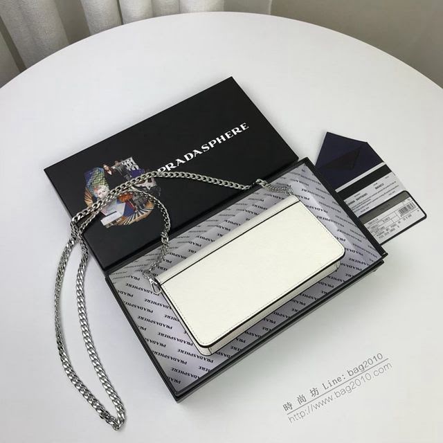 prada女包 普拉達最新聖誕限量款系列 1DH044 月兔徽章 PRADA女士斜挎迷你包 prada翻蓋鏈條女包  pyd2282